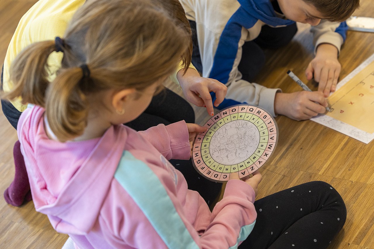 Kind löst ein Wort-Rätsel