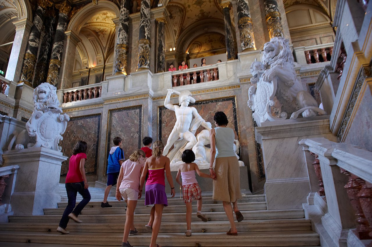 Kinder auf der Treppe des Kunsthistorischen Museums Das Bild zeigt Kinder, die die Hauptstiege im Kunsthistorischen Museum hinauflaufen.