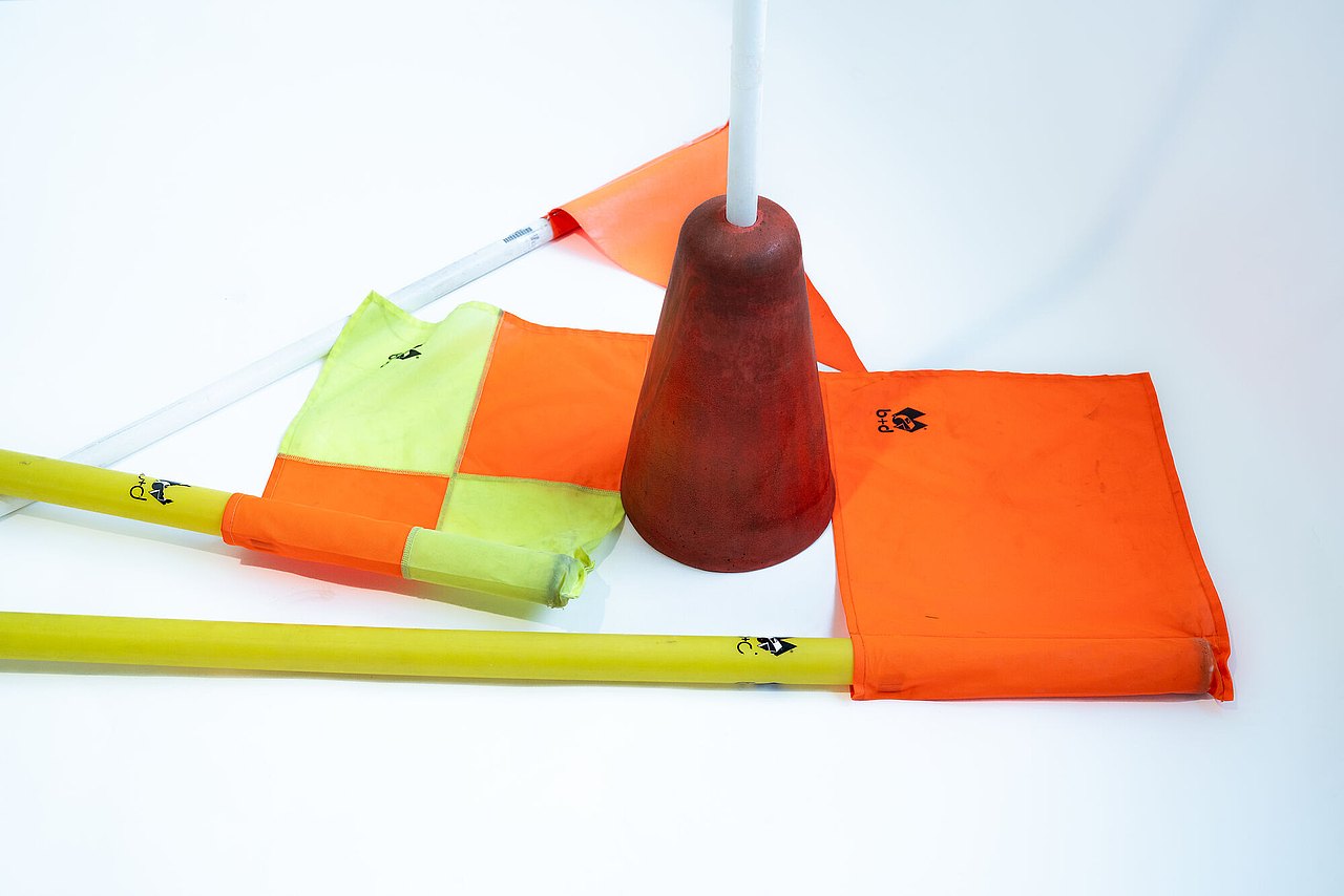 Orange/Gelbe Begrenzungsfahnen mit Fuß