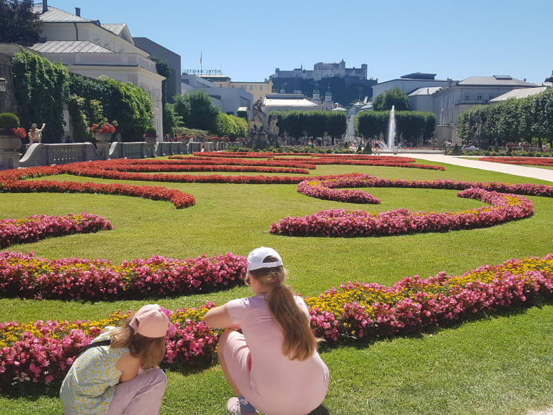 sommerliche Ansicht vom Mirabellengarten