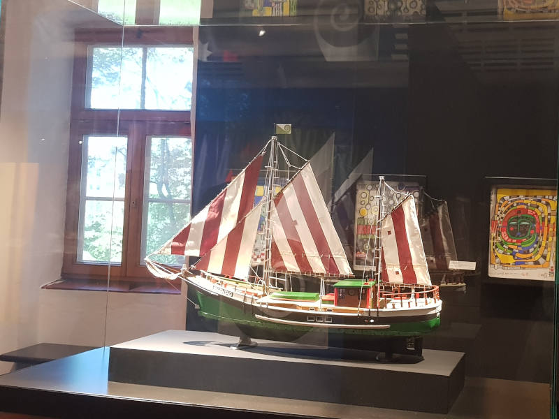 Segelboot-Modell in einem Schaukasten des KunstHaus Wien