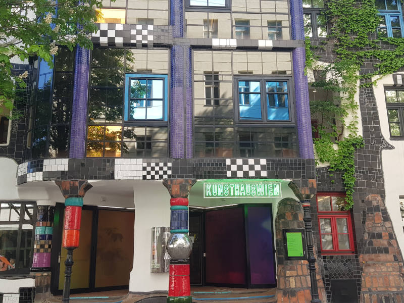 Außenansicht vom KunstHausWien - Museum Hundertwasser