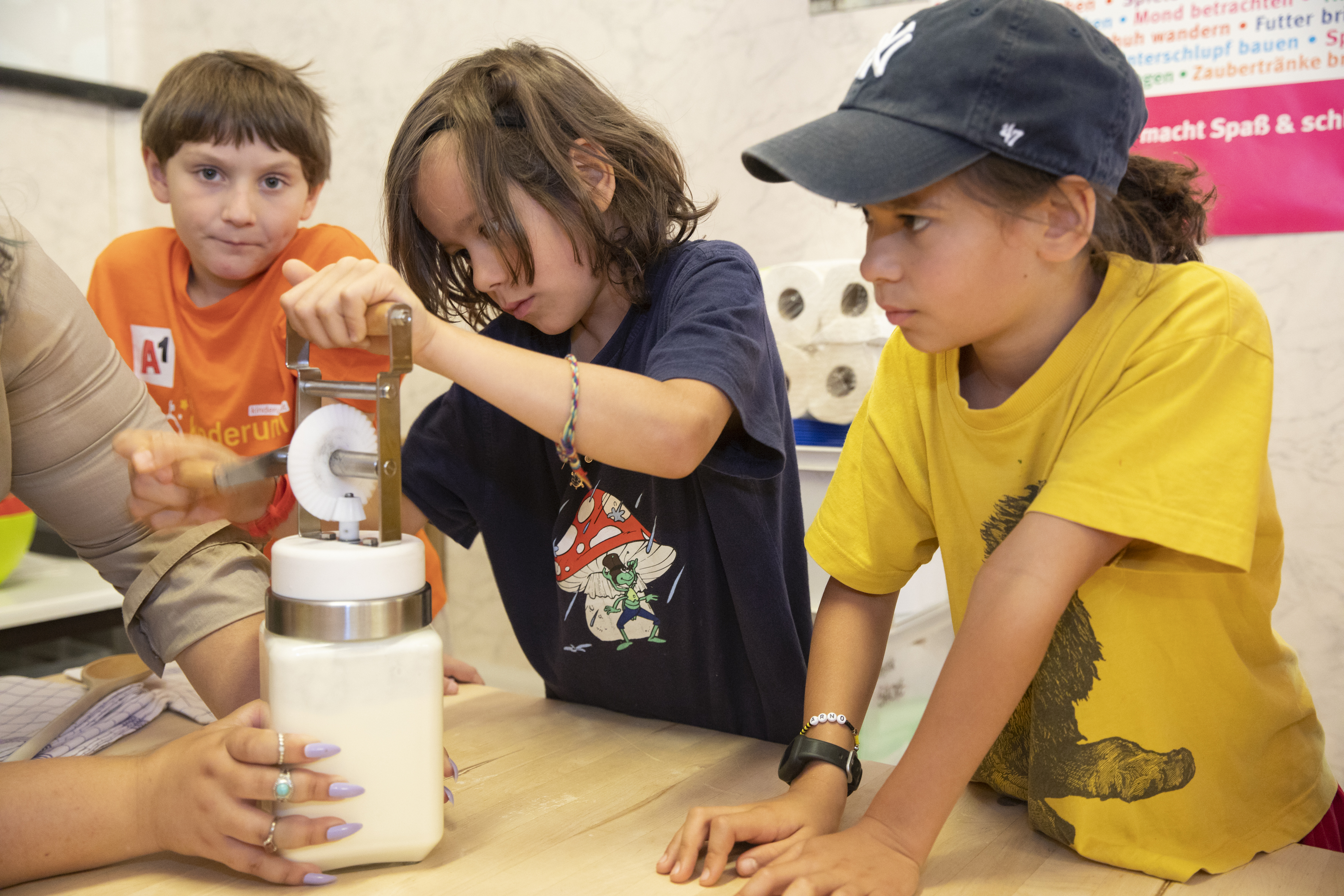 Kinder beim Experimentieren