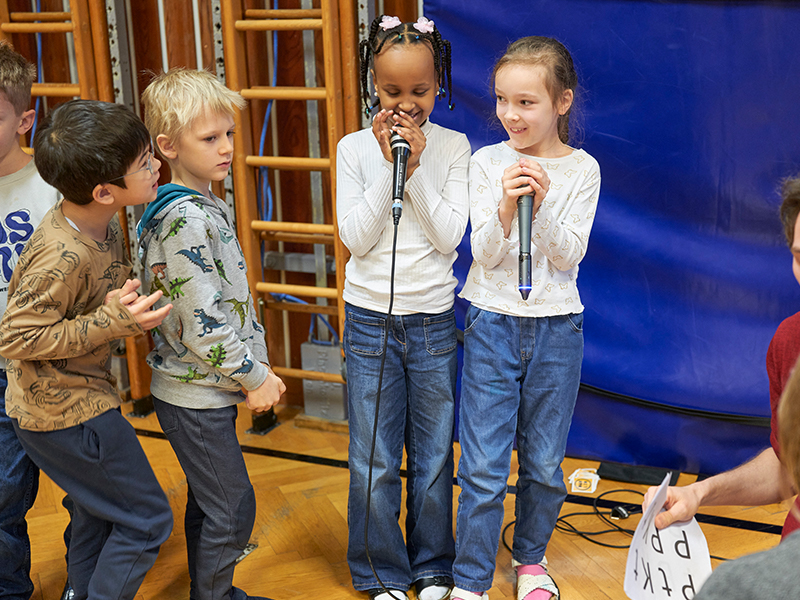 Kinder bei einem Beatbox-Workshop.