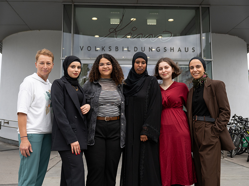 V.l.n.r.: Daniela Piegler (MA13), Ideengeberin Ishraq, Nada Taha Ali Mohamed (WIENXTRA), Hauptdarstellerinnen Rahima und Fariza, Esim Karakuyu (Beratungsstelle Extremismus)